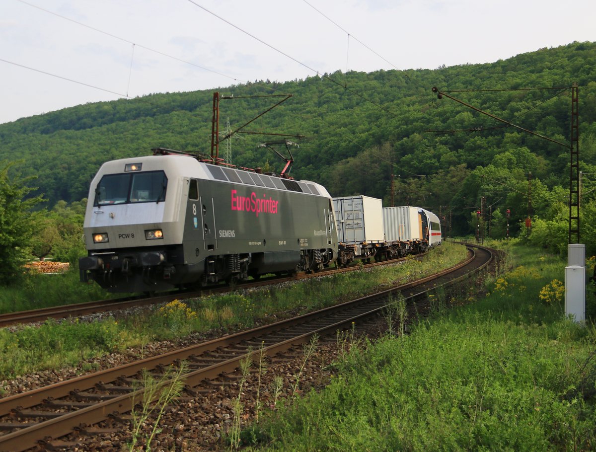 Kaum zu glauben, dass mir am 12.05.2015 zum ersten mal die 127 001 (ES 64 P-001 oder PCW 8) mit einer ICE-Wagenüberführung in Richtung Süden vor die Linse kam. So alt diese Lok nun auch schon ist, hatte ich sie zuvor nie live gesehen. Aufgenommen in Wernfeld.