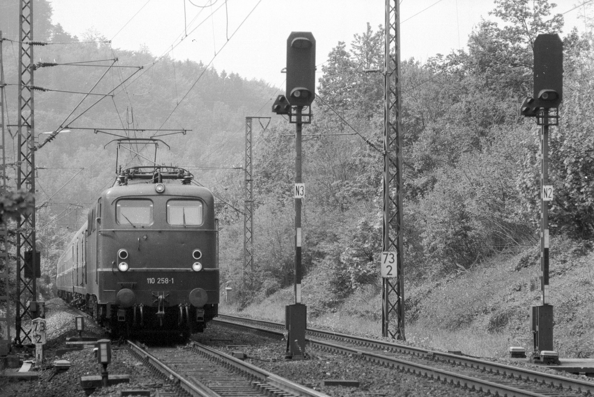 Kaum zu glauben, dass sich heute hier kein Rad mehr dreht. 110 258 kurz vor dem Schwarzkopftunnel (24.5.1985).