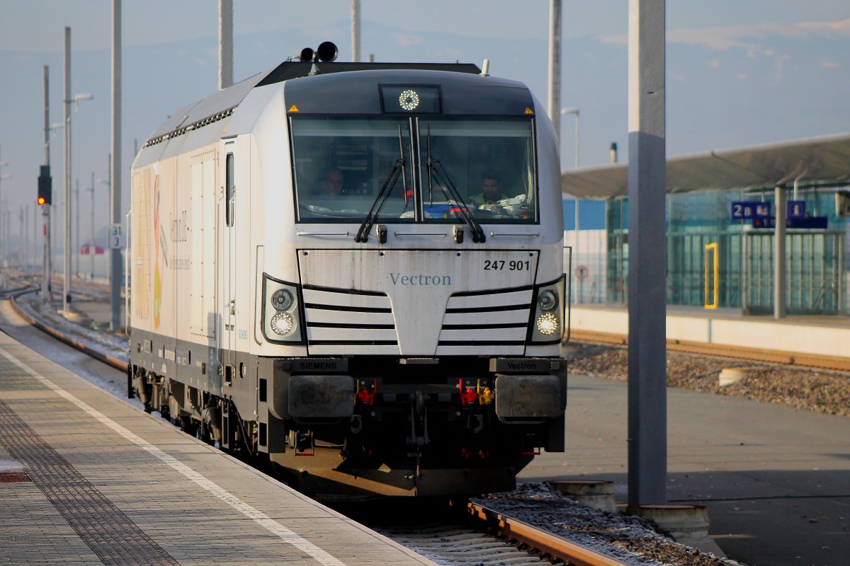 Kaum zu hören wartet der Diesel-Vectron auf seine nächste Messfahrt im Bahnhof Wettmanstätten. 5.12.2013