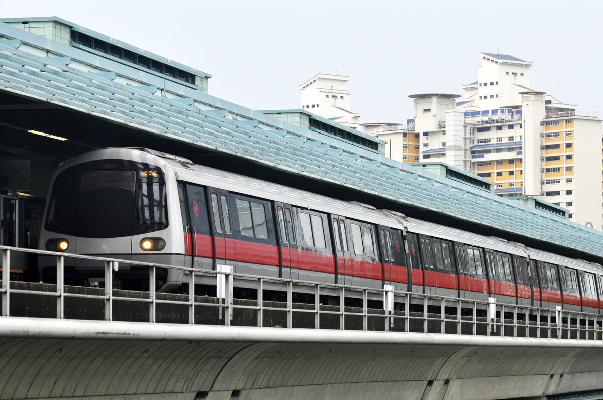 Kawasaki C151A, No. 3528, 8.6.2019, Buona Vista MRT station, East West MRT Line, Singapur. In Singapur fuhren auf der East West Line 2019 drei Baureihen: C151, C151A und C151B. Sie unterscheiden sich in der Frontalansicht.