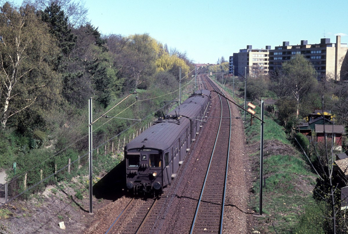 Kbenhavn / Kopenhagen DSB S-Bahn am 13. April 1974: Ein Zug der Linie F erreicht in Krze den S-Bf Godthbsvej (heute: Grndal). - Der Zug fhrt nach Frederiksberg.