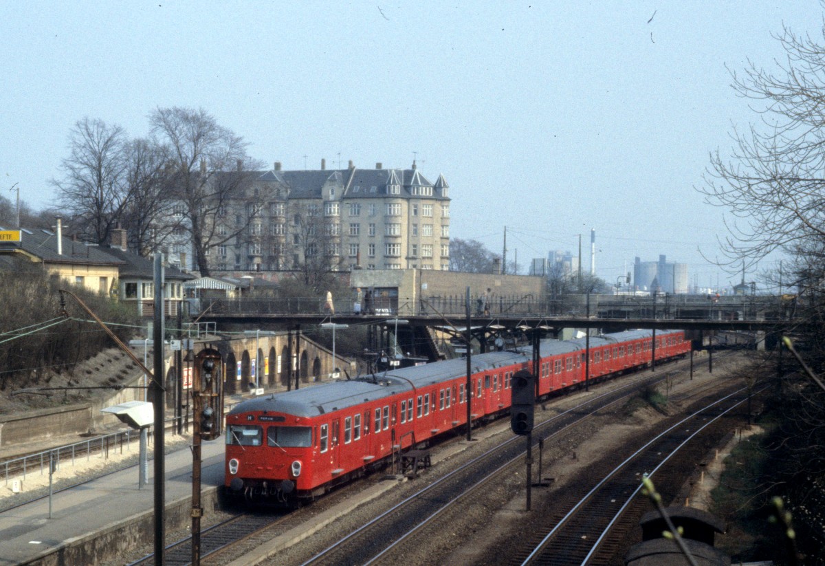 Kbenhavn / Kopenhagen DSB S-Bahn: Linie H S-Bf Enghave im April 1978.