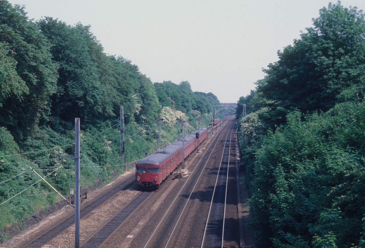 Kbenhavn / Kopenhagen DSB S-Bahn im Mai 1978: Linie B zwischen Bahnhof Valby und S-Bahnhof Enghave. - Der Zug fhrt in Richtung Holte ber den Kopenhagener Hauptbahnhof. 