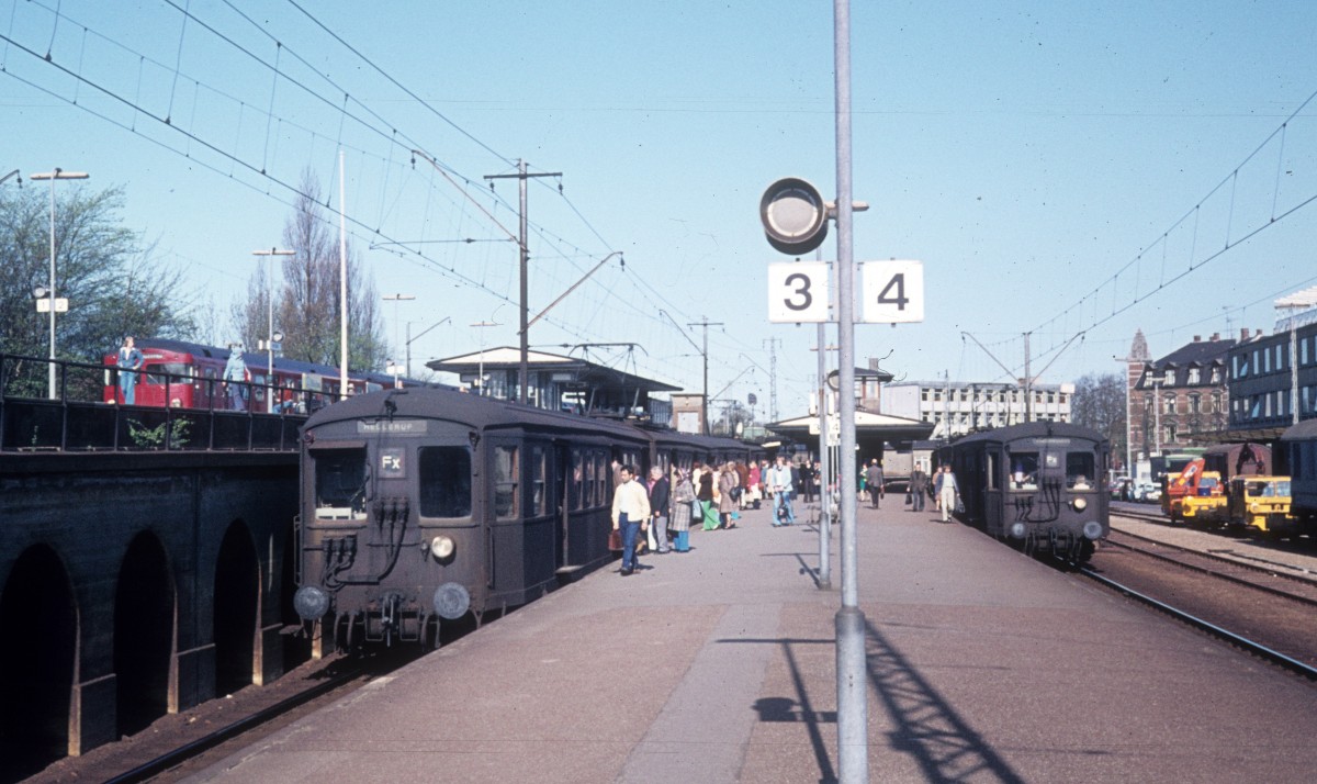 Kbenhavn / Kopenhagen DSB S-Bahn im April 1975: Linie Fx S-Bahnhof Vanlse im April 1975. - Die Linie Fx wurde 1973 erffnet und fuhr in der Hauptverkehrszeit als Verstrkung der Linie F auf der Strecke Frederiksberg - Vanlse - Nrrebro - Hellerup. Die Linie Fx wurde 1979 eingestellt. - Am oberen Bahnsteig links hielten damals und halten noch die Zge der Linien C und H. - In Verbindung mit der Anlage der Kopenhagener Metro wurde der untere Teil des S-Bahnhofs in eine Metrohaltestelle (Endstelle) verwandelt.  