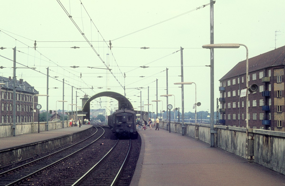 Kbenhavn / Kopenhagen DSB S-Bahn im August 1975: Am Bahnsteig im Bahnhof Nrrebro hlt ein Zug der Linie F, der in Richtung Hellerup fhrt.
