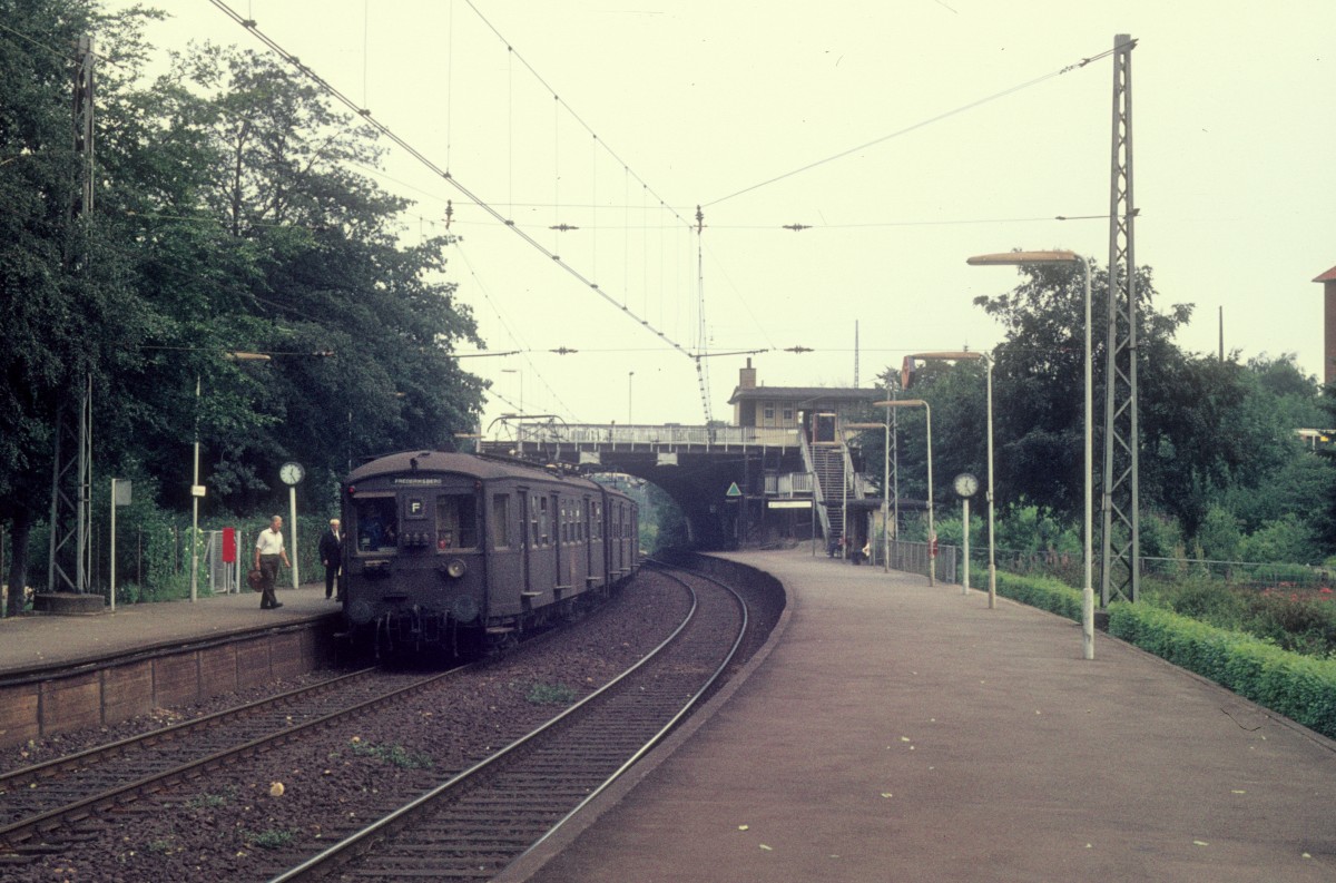 Kbenhavn / Kopenhagen DSB S-Bahn im August 1975: Ein Zug der Linie F hlt im S-Bf Godthbsvej (heute: Grndal) - der Zug fhrt nach Frederiksberg ber Vanlse.