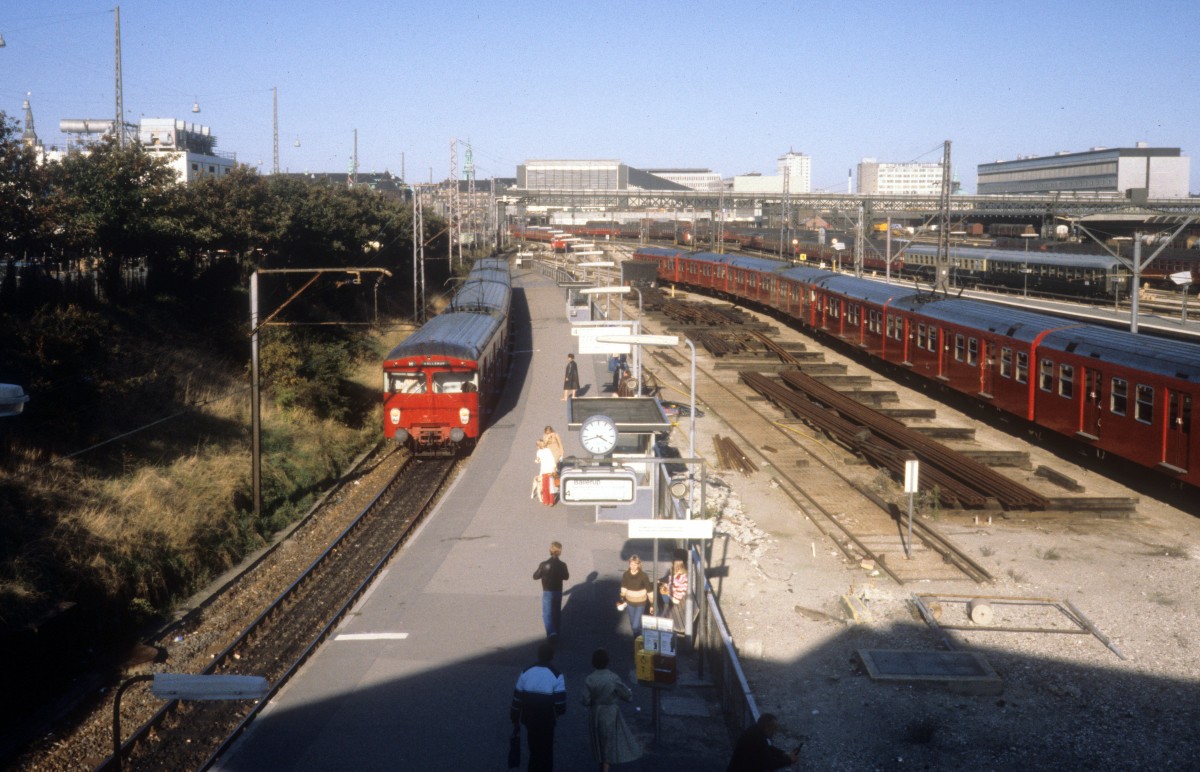 Kbenhavn / Kopenhagen: DSB S-Bahnlinie H S-Bf Dybblsbro am 23. September 1979.