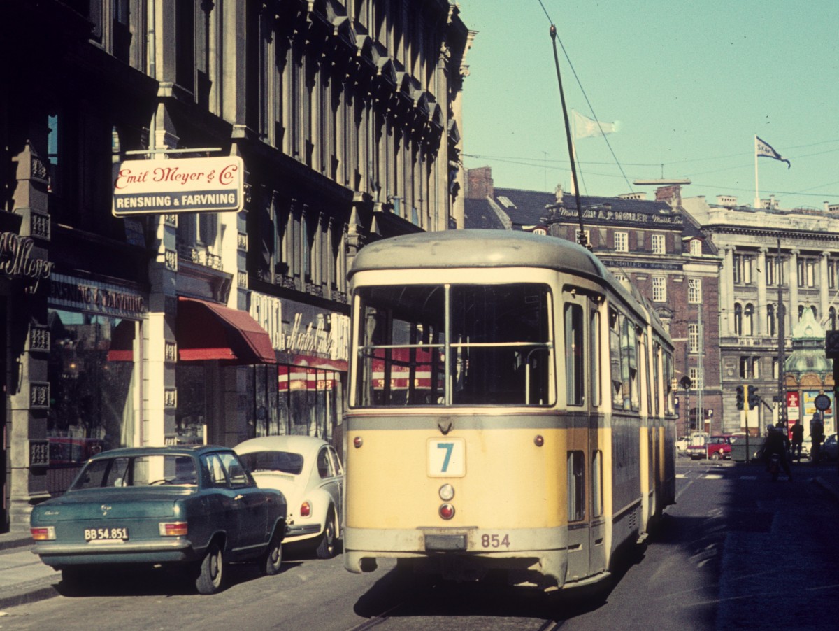 K�benhavn / Kopenhagen KS SL 7 (D�WAG-GT6 854) Hovedvagtsgade am 12. April 1971.