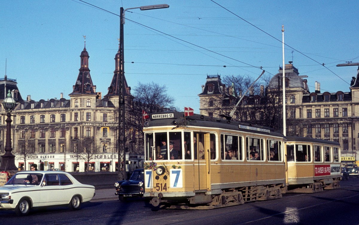 Kbenhavn / Kopenhagen KS SL 7 (Grossraumtriebwagen 514 + Grossraumbeiwagen 15xx) Dronning Louises Bro (: Knigin-Louise-Brcke) am 22. April 1971. - Die beiden Grossraumwagen waren die letzten Altwagen im Verkehr auf der Linie 7 - deshalb war der Triebwagen ausgeschmckt.