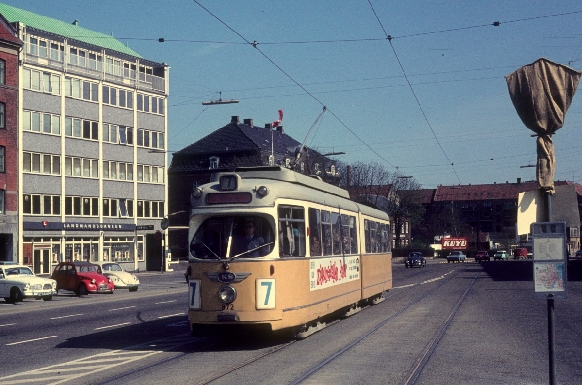 Kbenhavn / Kopenhagen KS SL 7 (DWAG-GT6) Frederikssundsvej / Hulgrdsvej am 24. April 1971. - Der Haltestellenstnder der Buslinie 7, die vom 25. April 1971 die Strassenbahnlinie 7 ablsen sollte, steht rechts im Bild. 