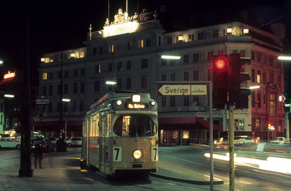K�benhavn / Kopenhagen KS SL 7: Der D�WAG-GT6 867 h�lt sp�t am Abend des 24. April 1971 an der Endstelle Kongens Nytorv. Kurz nach Mitternacht (am 25.) wurde die Linie eingestellt. - Der GT6 867 wurde kurze Zeit danach der Strassenbahn in Alexandria (�gypten) �bereignet.