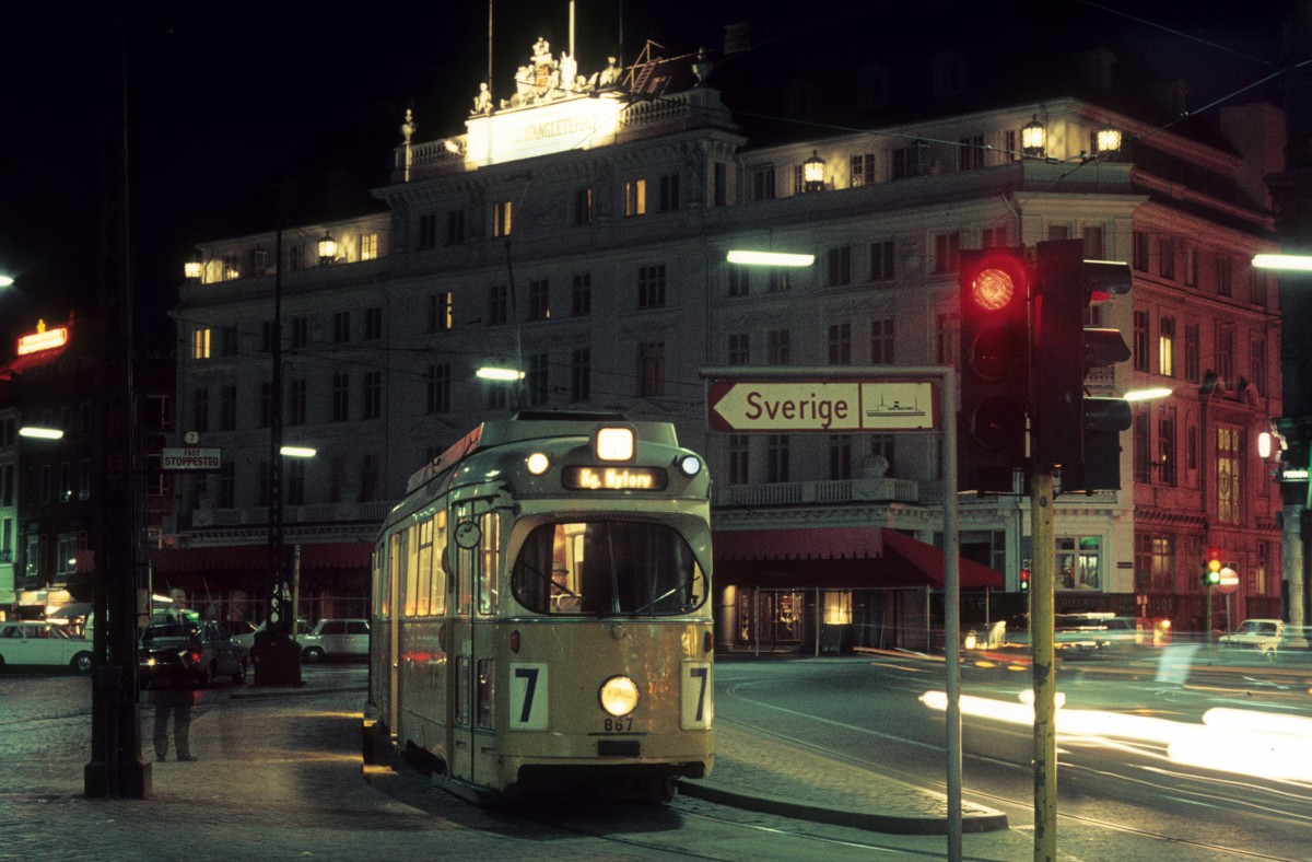 Kbenhavn / Kopenhagen KS SL 7: Der DWAG-GT6 867 hlt spt am Abend des 24. April 1971 an der Endstelle Kongens Nytorv. Kurz nach Mitternacht (am 25.) wurde die Linie eingestellt. - Der GT6 867 wurde kurze Zeit danach der Strassenbahn in Alexandria (gypten) bereignet.