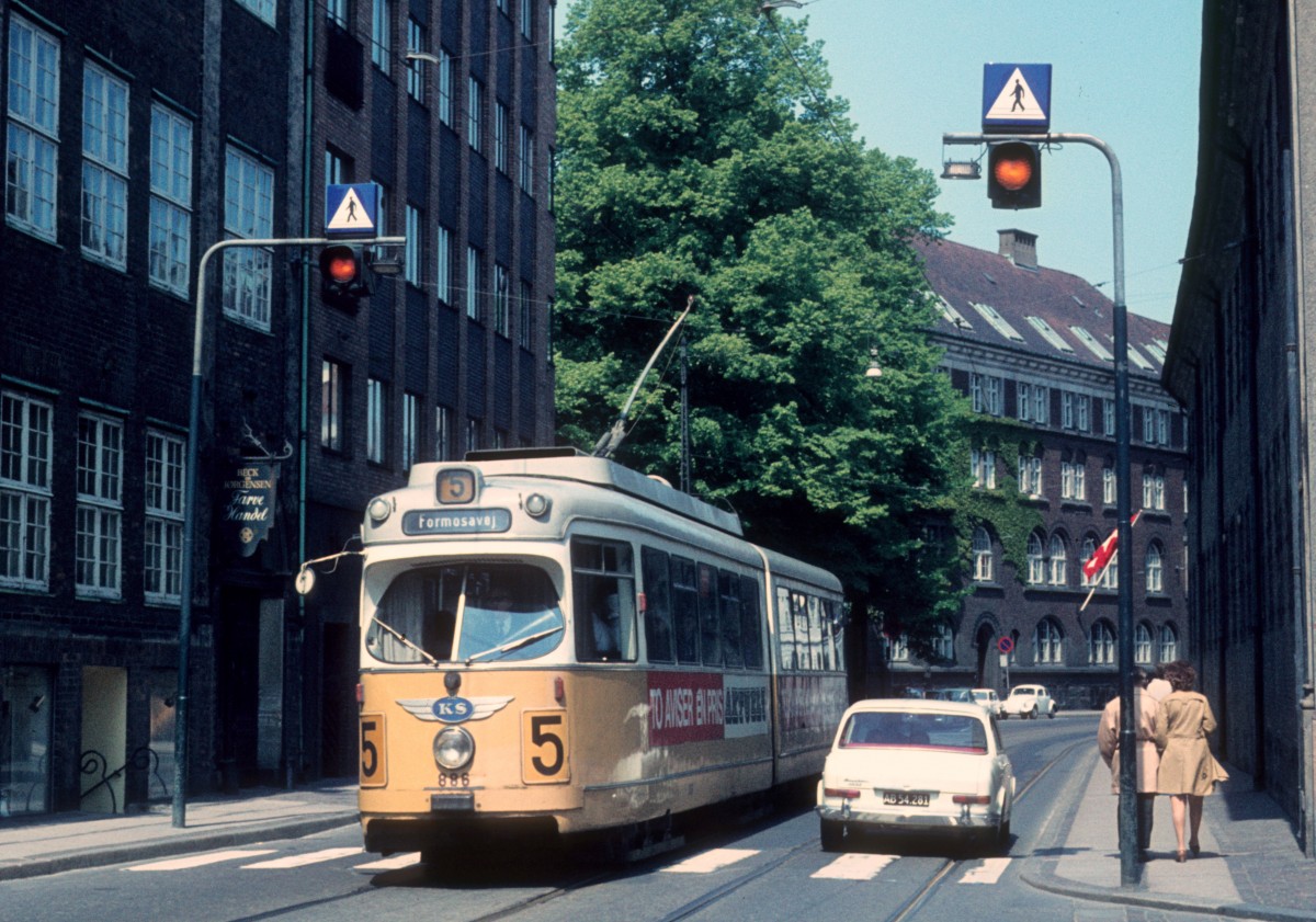 Kbenhavn / Kopenhagen KS SL 5 (DWAG-GT6 886) Nrregade / Frue Plads im Mai 1971. - Nach der Einstellung der SL 7 Ende April 1971 gab es in Kopenhagen nur eine Strassenbahnlinie, die Linie 5, die zwischen Husum und Formosavej (auf der Insel Amager) fuhr.