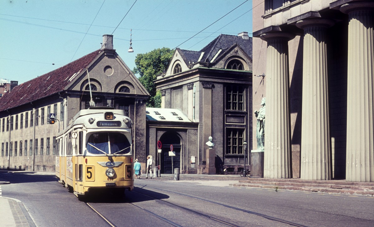 Kbenhavn / Kopenhagen KS SL 5 (DWAG-GT6 888) Nrregade / Bispetorv im Juli 1971. - Rechts ist ein kleiner Teil des Doms zu sehen. Die Gebude im Hintergrund gehren zur Kopenhagener Universitt. 