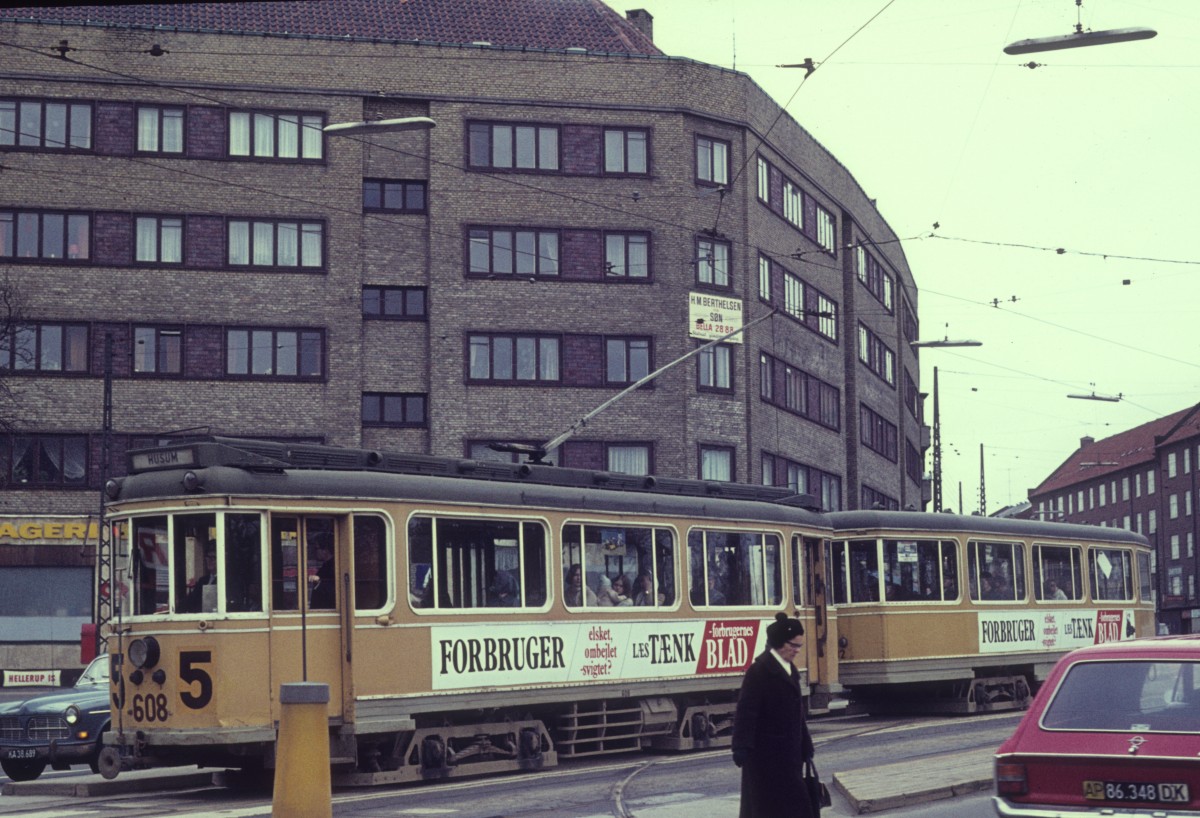 K�benhavn / Kopenhagen KS SL 5 (KS-Grossraumtriebwagen 608) Br�nsh�j Torv am 4. April 1972.