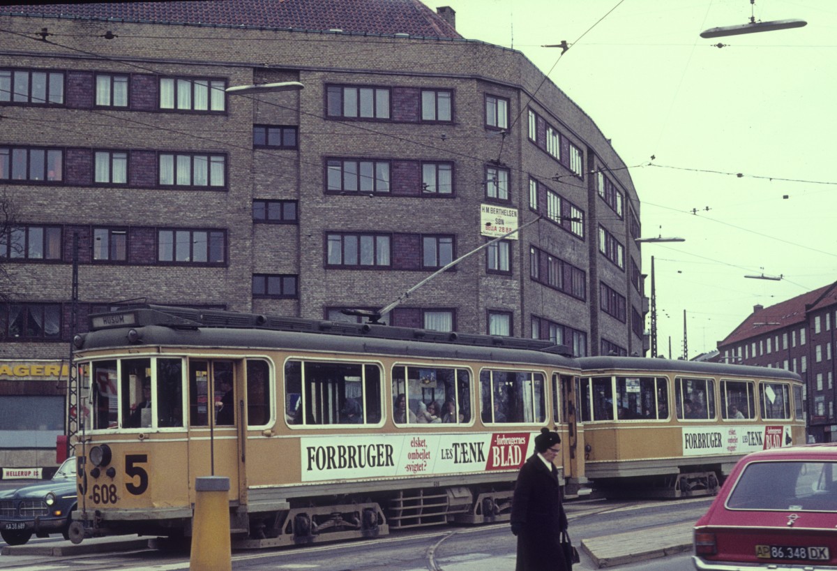 Kbenhavn / Kopenhagen KS SL 5 (KS-Grossraumtriebwagen 608) Brnshj Torv am 4. April 1972.