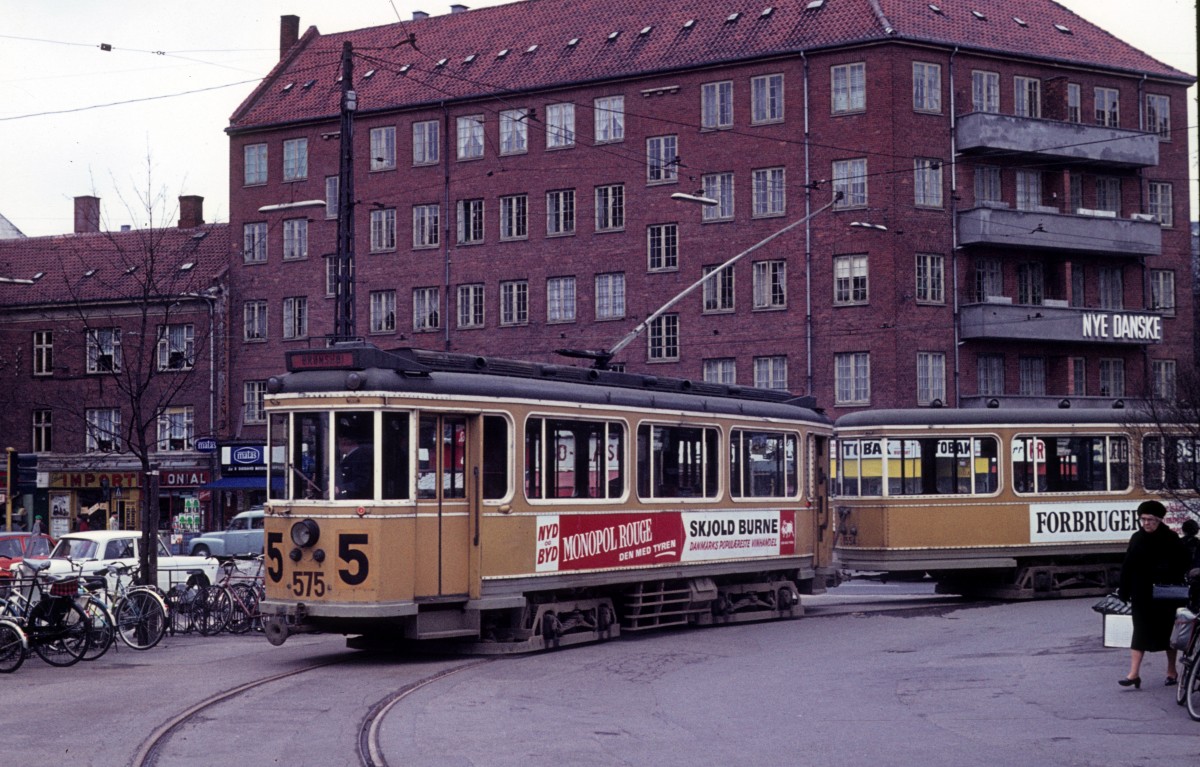 K�benhavn / Kopenhagen KS SL 5 (KS-Grossraumtriebwagen 575) Br�nsh�j Torv am 4. April 1972.