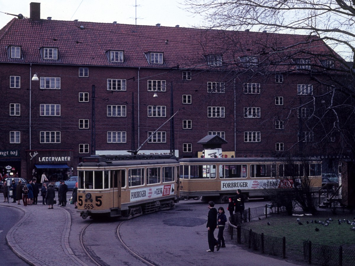 K�benhavn / Kopenhagen KS SL 5 (KS-Grossraumtriebwagen 569) Br�nsh�j Torv am 4. April 1972.
