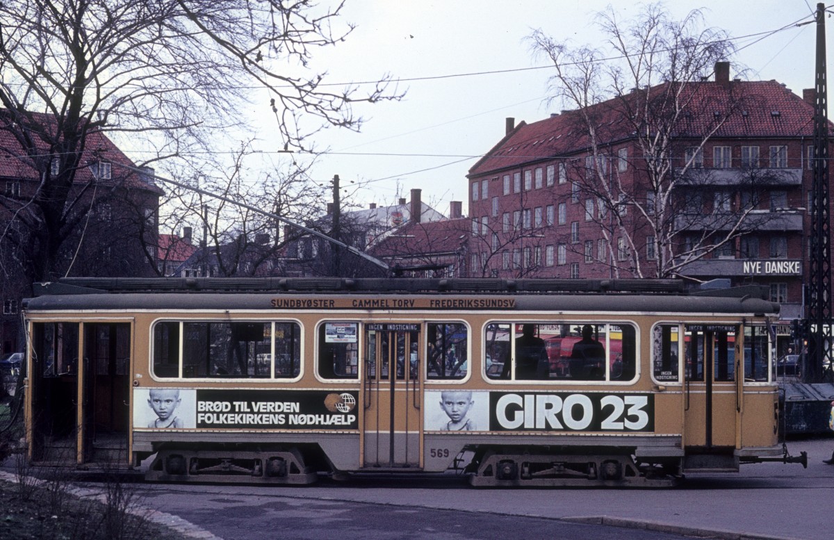 K�benhavn / Kopenhagen KS SL 5 (KS-Grossraumtriebwagen 569) Br�nsh�j Torv am 4. April 1972. - Die Triebwagen der Serie 501 - 618 und die entsprechenden Beiwagen 1501 - 1583 wurden in den Jahren 1930 bis 1941 von der Hauptwerkst�tte der Kopenhagener Strassenbahnen hergestellt. Die Wagen wurden aus Stahl gemacht.