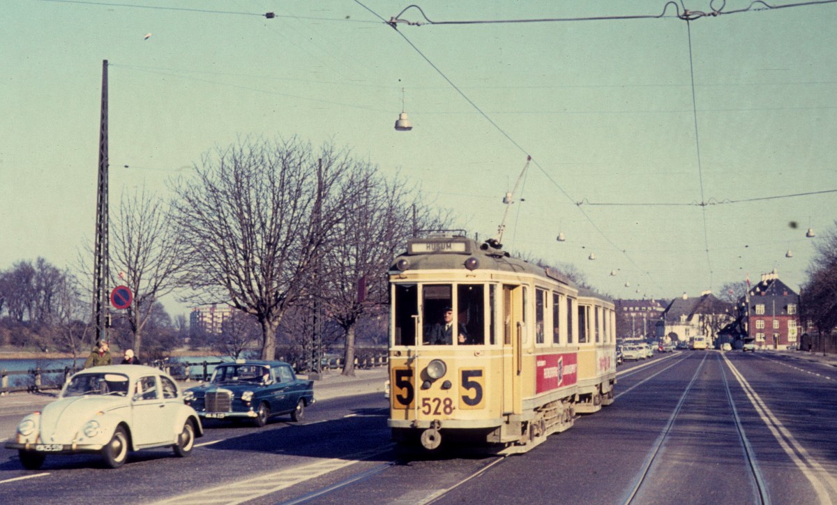 Kbenhavn / Kopenhagen KS SL 5 (KS-Grossraumtriebwagen 528) Amager Boulevard im April 1969.
