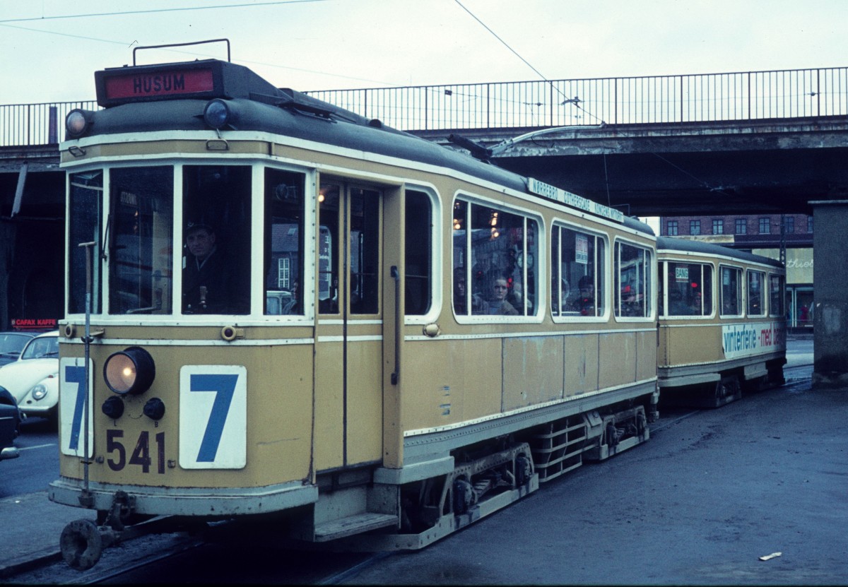 Kbenhavn / Kopenhagen KS SL 7 (KS-Grossraumtriebwagen 541) Nrrebro station (: S-Bf Nrrebro) im Mrz 1970.