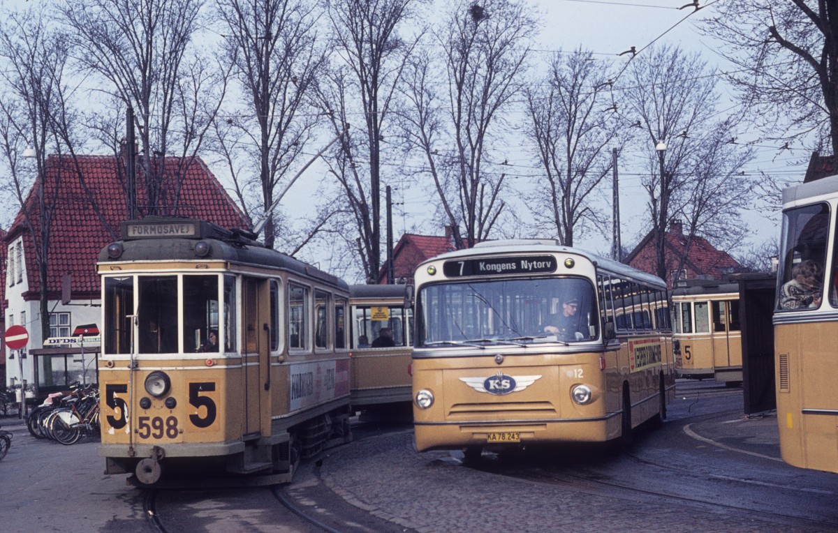 Kbenhavn / Kopenhagen KS SL 5 (KS-Grossraumtriebwagen 598) Husum (Frederikssundsvej / Islevhusvej, heute: Husum Torv) am 4. April 1972.