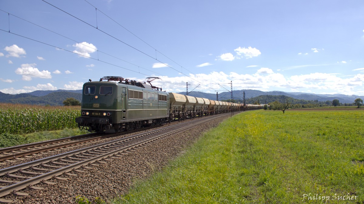 KBS 703: 151 124 (Scherer Rail Invest) mit dem 95676 (Basel - Günzburg) am 28.08.2014 bei Kollmarsreute.