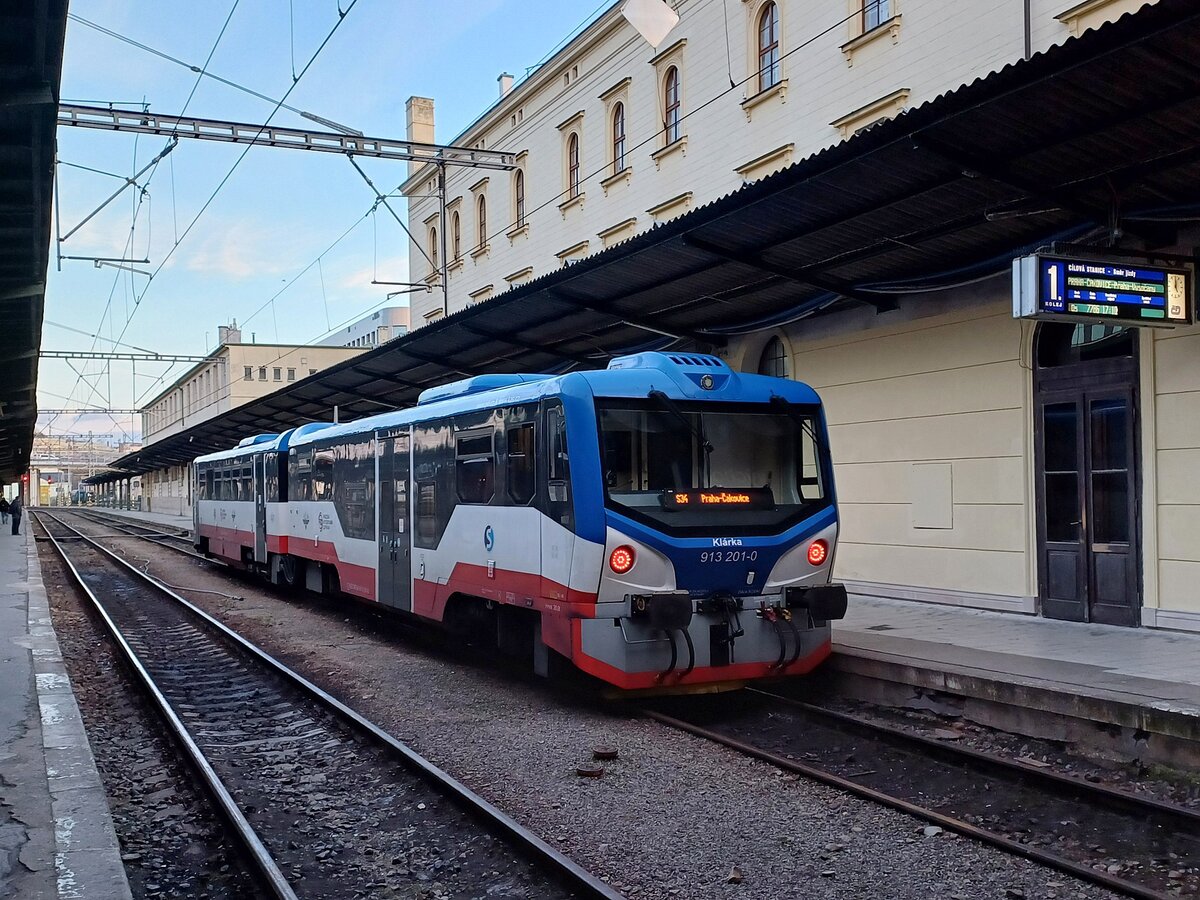 KC Doprava 913 201-0 als Os 7786 (S43) nach Praha-Čakovice, am 13.02.2024 in Praha Masarykovo ndra.