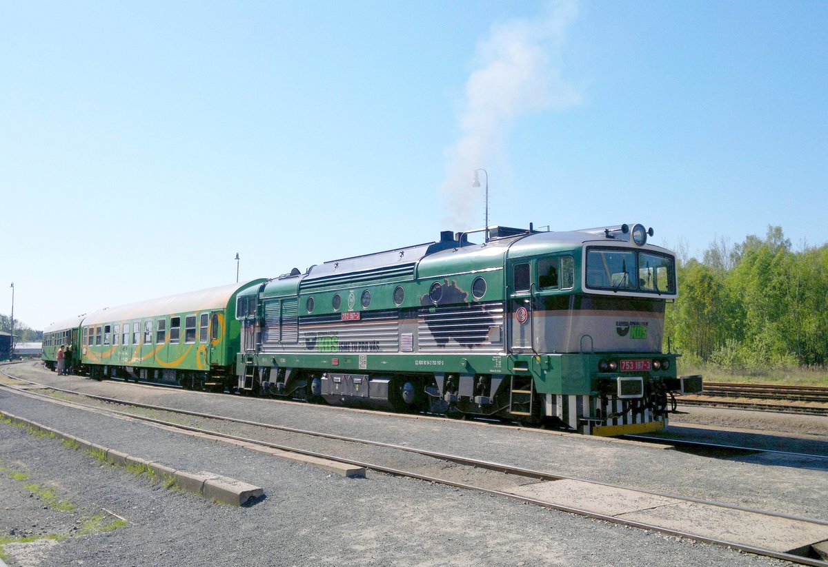 KDS 753 197-3 mit Sonderzug aus Hbf. Kladno nach Industrial Zone Kladno am 7. 5. 2016 in Hbf. Private lokomotive KDS Kladno.