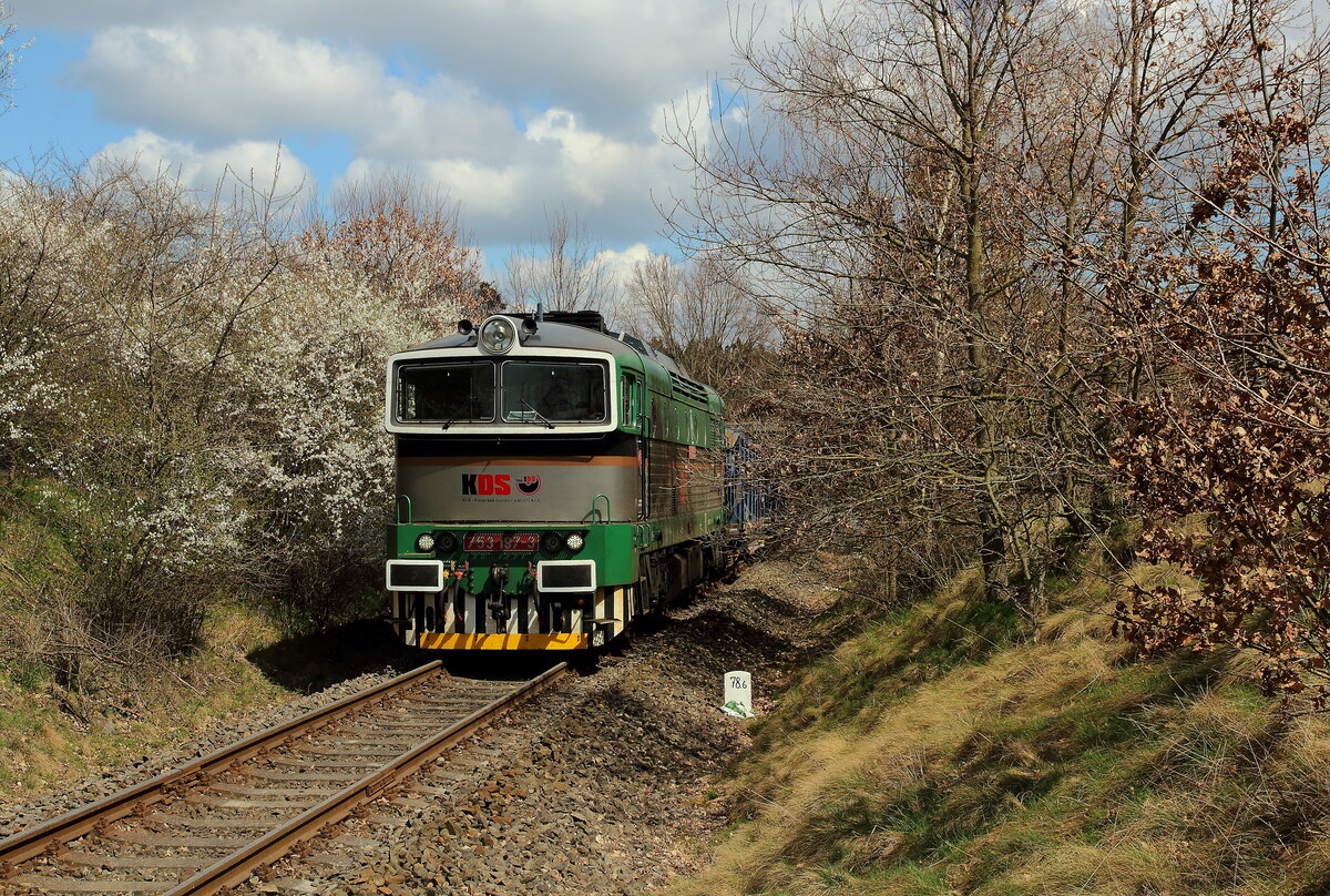 KDS 753 197 beim Schotterdienst auf der Strecke Ceska Lipa - Lovosice aufgenommen am 19.04.2022 kurz hinter Bahnhof Zahradky