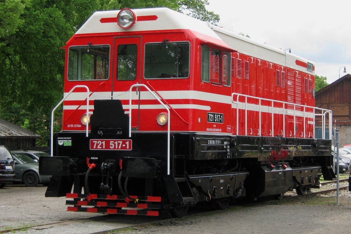 KDS hat deren Gross-Hektor 721 517 in ein alter CSD Farbenschema bemalt und dieser Lok grüsst ins Bahnhof von Luzna u Rakovnika die Gäste für das Eisenbahnmuseum am 13 Mai 2012.
