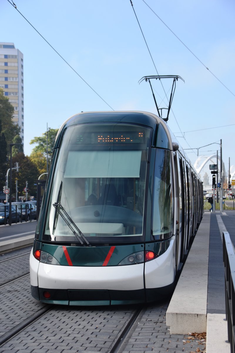 KEHL (Ortenaukreis), 14.10.2017, Tramlinie D der Straßburger Straßenbahn nach Poteries in der Haltestelle Kehl Bahnhof