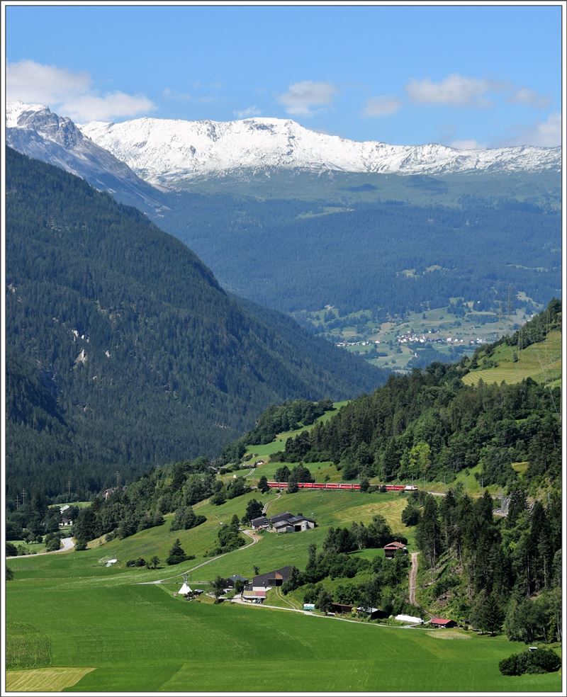 Kein Frühlingsbild, sondern ein Sommerbild von heute aus dem Albulatal. RE1129 mit der Ge 4/4 III 641  Maienfeld  nähert sich dem Landwasserviadukt.(16.07.2016)