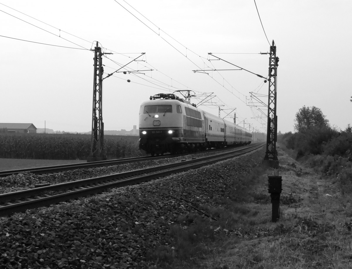 Kein Glück mit der 103. Wenn sie schon mal fährt spielt das wetter immer nicht mit.
103 245 zu sehen am 18.09.14 in Neu-Ulm.