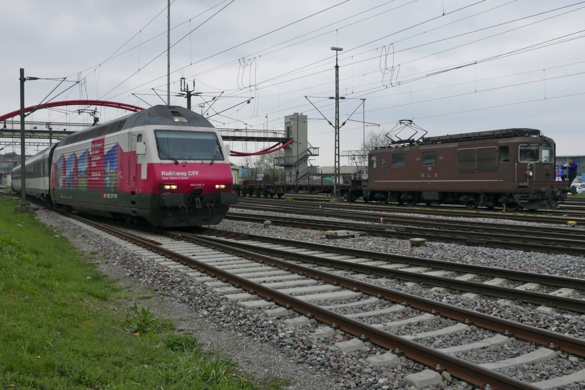 Kein Glck mit dem Wetter aber dafr mit der Lok. Re 4/4 Nr. 178 SCHWARZENBURG der BLS hat den kurz zuvor von einer 185er nach Konstanz gezogenen Leerwagenzug bernommen und wird diesen ber Romanshorn nach Basel ziehen. Whrend die BLS-Lok auf Freigabe der Strecke wartet hat Re 460 048-2 mit dem IR 2122 die Fahrt nach Zrich begonnen (Konstanz, 09.04.2016).