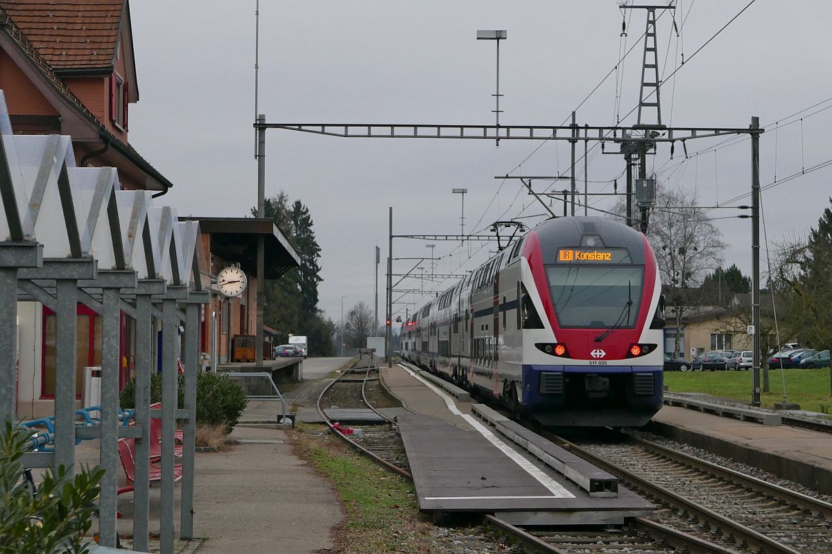 Kein Halt zum Ein-/Aussteigen - Auf Grund der eingleisigen Strecke zwischen Siegershausen und Kreuzlingen-Bernrain und der Verspätung des entgegenkommenden Zuges hat RABe 511 035, am 27.12.2017 als IR 2121 auf der Fahrt von Zürich nach Konstanz, im Bahnhof von Siegershausen die Ankunft des Gegenzuges abzuwarten.