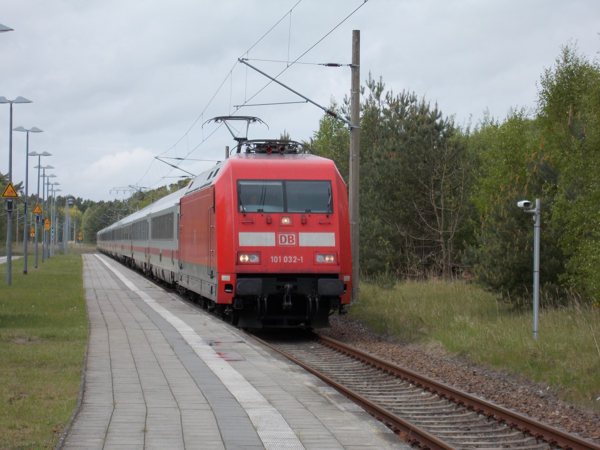 Kein Halt zum Ein-und Aussteigen ist der Kreuzungshalt in Prora.Am 11.Mai 2014 mußte 101 032,mit dem IC 2212 Koblenz-Binz,auf die  Seite  um mit dem RE aus Binz zukreuzen.