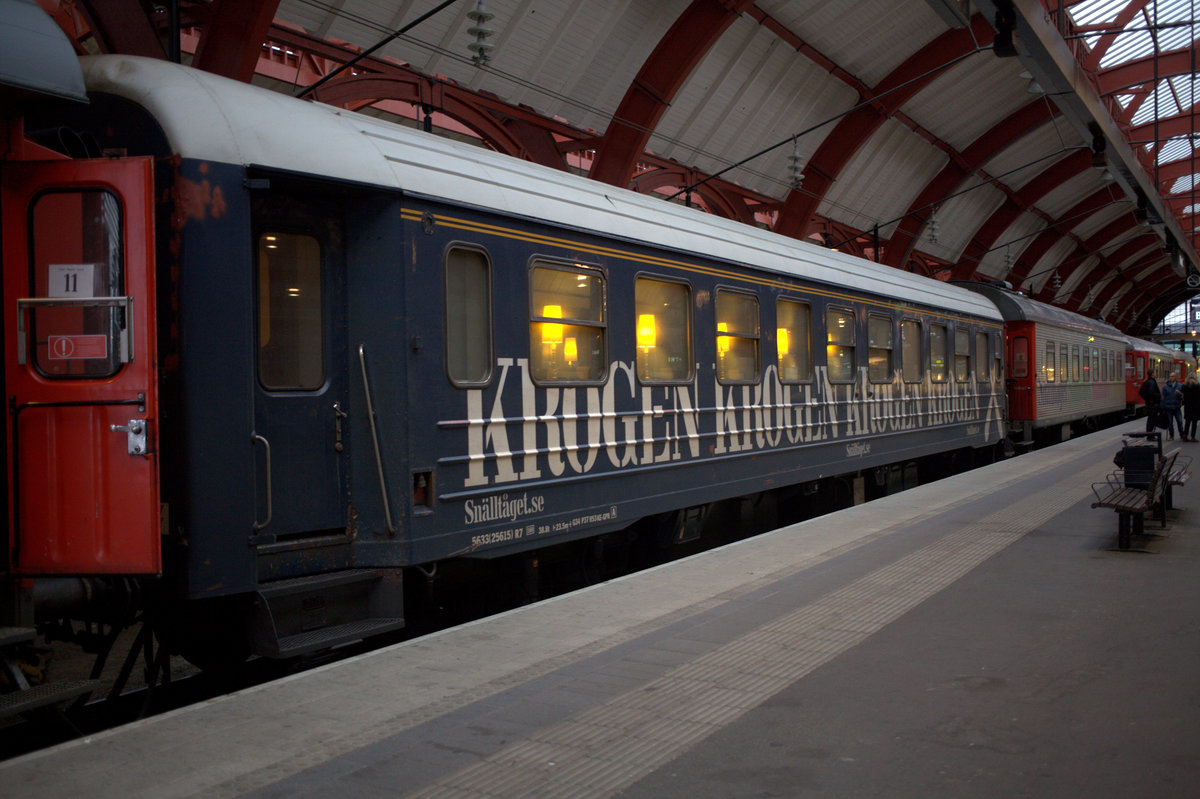 Kein historischer, sondern ein im Plandienst befindlicher Spreisewagen im Schnellzug nach Stockholm. 22.10.2016  08:30 Uhr. 