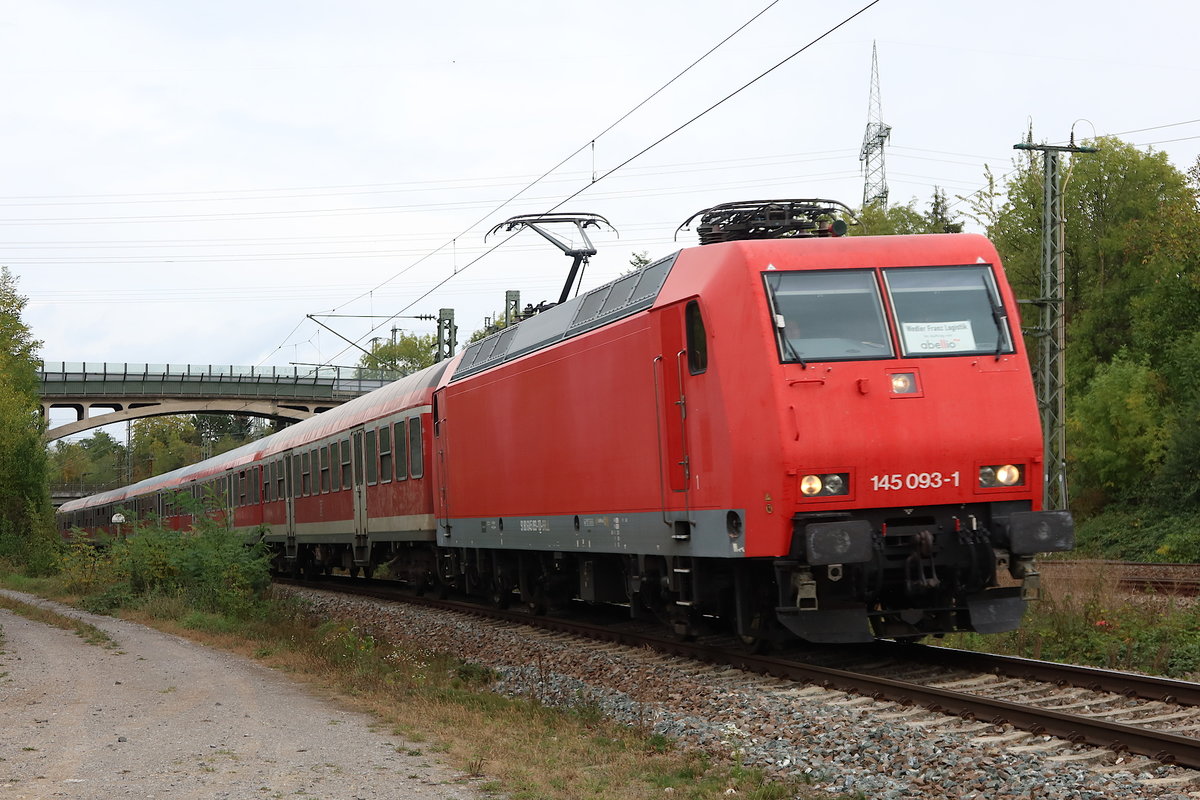 Kein optisches Highlight ist die schlichte 145 093-1 vor einem Reginalzug bei Stuttgart-Stammheim 🧰 Abellio Rail Baden-Württemberg GmbH 🚝 RE 10a (95869) Heilbronn - Tübingen 🚩 Bahnstrecke KBS 770 (Residenzbahn) 🕓 9.10.2020 | 15:38 Uhr