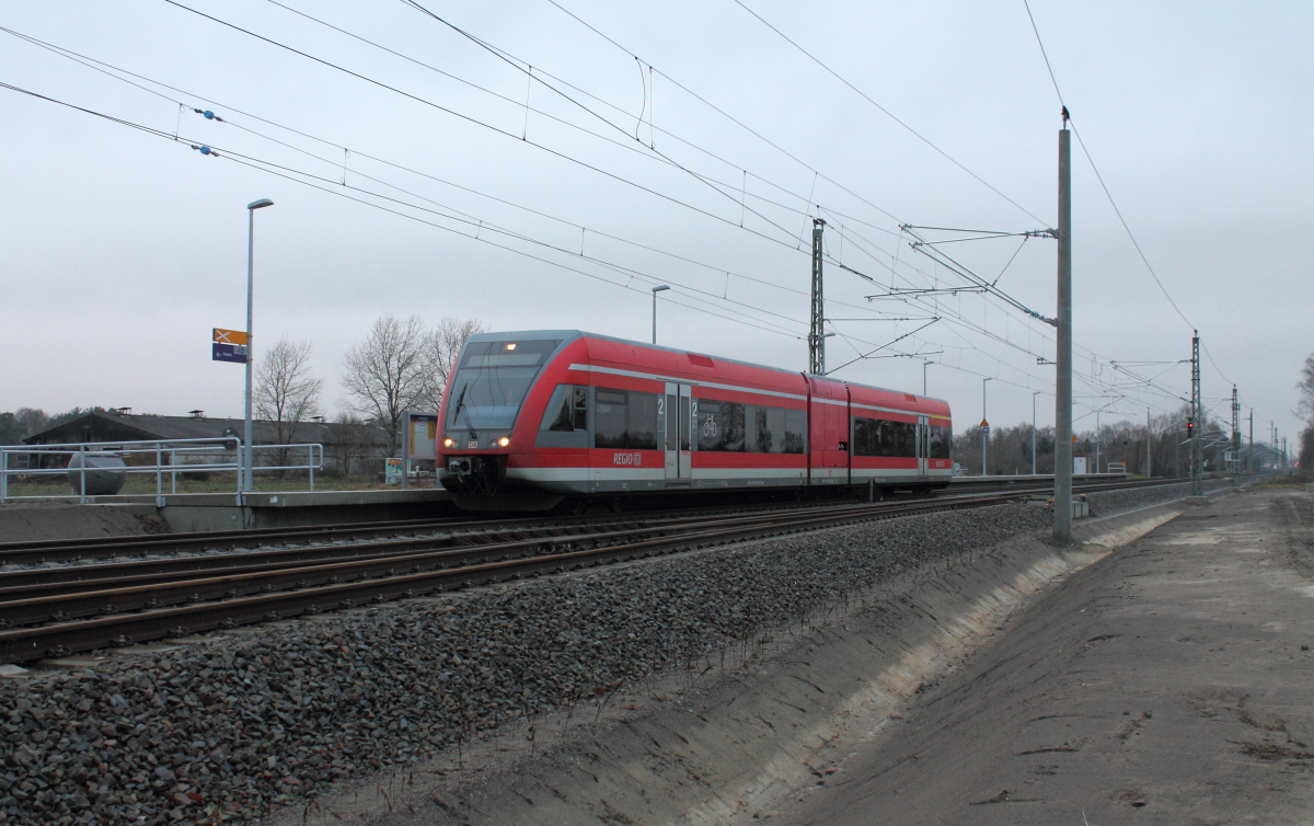 Kein schönes Eröffnungswetter.
Mit dem Fahrplanwechsel am 15.12.2013 wird der neue Bahnsteig 2 in Nassenheide nach 16-monatiger Bauzeit in Betrieb genommen.
Der GTW 2/6 auf der RB 12 nach Berlin-Lichtenberg.