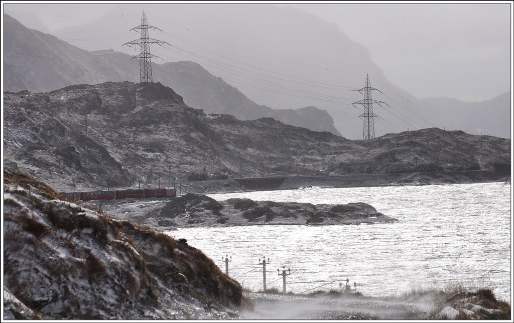 Kein S/W Bild, aber durch den stürmischen Nordwind und das Gegenlicht am Lago Bianco auf dem Berninapass erscheint es so und BEX961 ist kaum auszumachen. (23.10.2014)