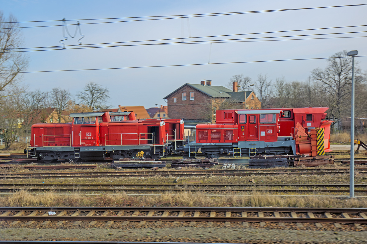 Kein Wintereinsatz für Schneeschleuder und Schneepflug, die mit Loks der BR 212 in Stralsund stehen. - 13.03.2017 - Aus dem fahrenden Zug aufgenommen.