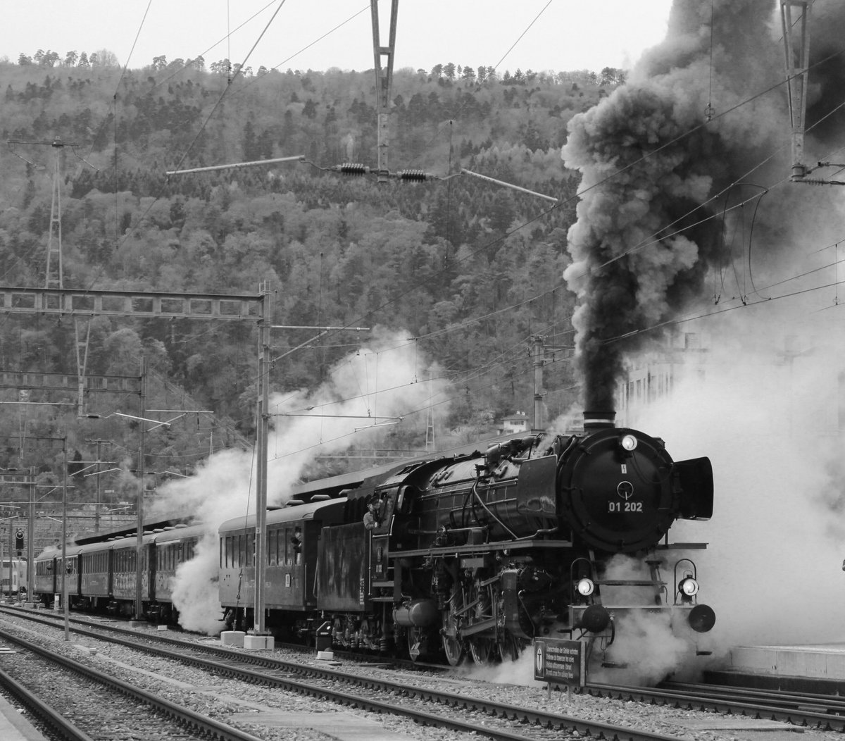 Kein Wunder, dass Anwohner in Lausanne, am folgenden Abend, die Feuerwehr alarmierten! Eine Woche nach der tollen Dampffahrt am Gotthard bot mir die BR 01 202 des Vereins Pazific im Spätherbst wieder eine einmalige Gelegenheit vor Beginn der  kalten  Jahreszeit, noch Dampfzüge zu fotografieren. BR 01 202 mit einem Dampfsonderzug auf der Abfahrt im Bahnhof Biel / Bienne via Lyss, Bern nach Lausanne. Oktober 2017