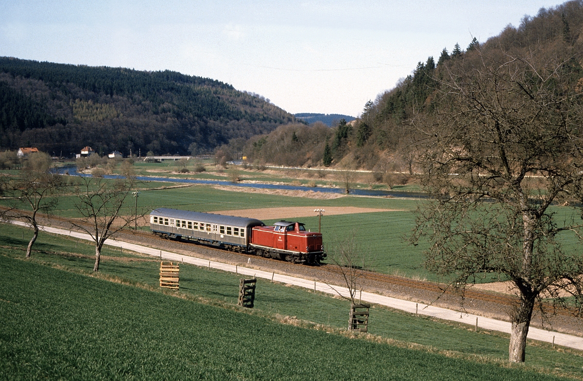 Kein Wunder, dass bei so  wirtschaftlichen  Zügen im Mai 1987 zwischen Korbach und Frankenberg erst einmal Schluß war. 213 333 zwischen Ederbringhausen und Viermünden (August 1986).
