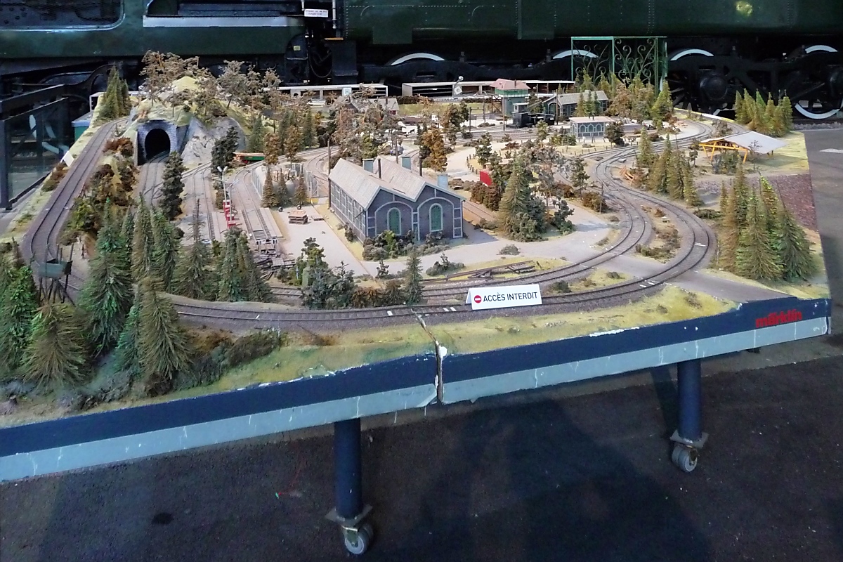  Kein Zugang  besagt das Schild auf der Spur-I-Modellbahnanlage in der Cité du train, 2.10.12 Leider halten sich auch die Modellzüge daran...
