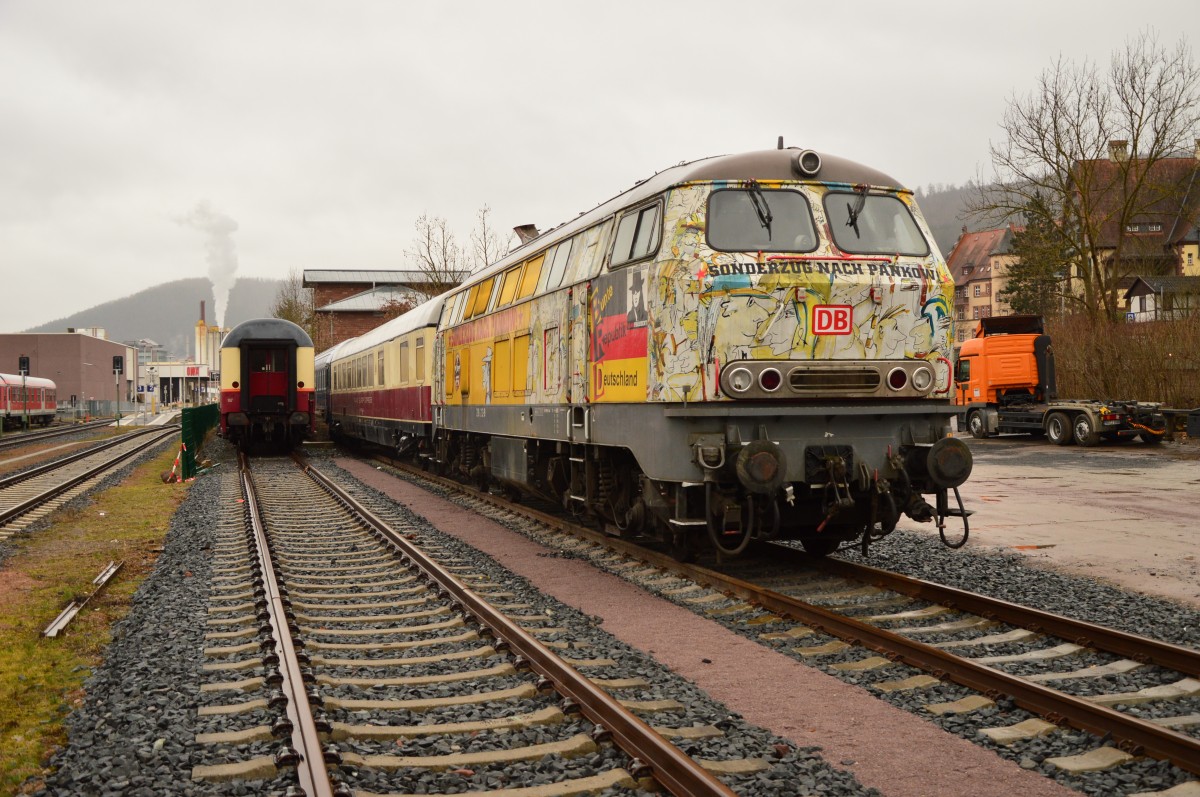 Keine Angst, diese Aufnahneposition sieht gefährlicher aus als sie ist.....
die beiden Gleise sind nicht mehr angeschlossen. Daher kann man gefahrlos die 
218 212-9 mit ihrem  Sonderzug nach Pankow  von den Gleisen aus Fotografieren.
Amorbach den 1. März 2015