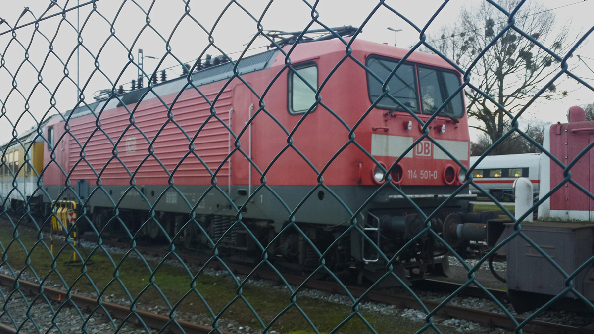 Keine Arbeit mehr für 114 501-0, dem ehemaligen Versuchsträger von DB Systemtechnik Minden. Seit längerer Zeit schon steht sie nach Fristablauf z im AW München-Freimann und wurde am 21.11.16 außerhalb des Geländes fotografiert.

