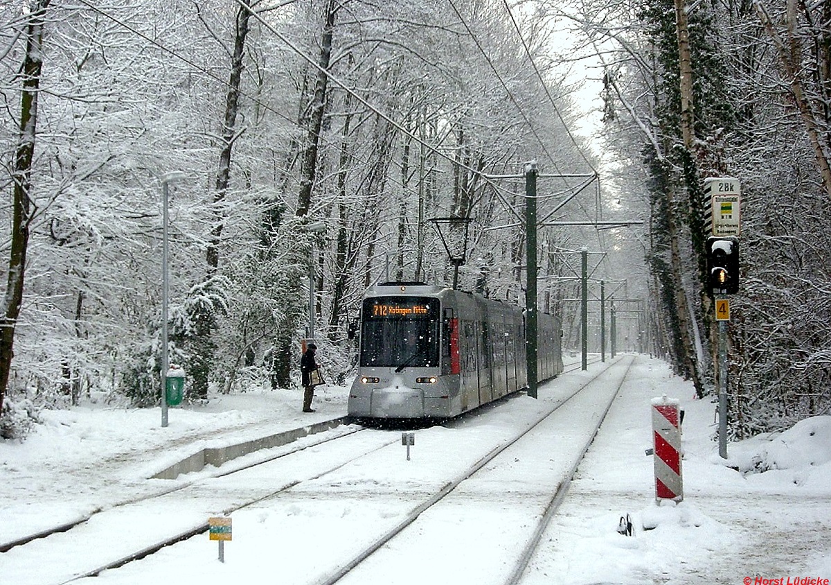 Keine Aussicht auf eine weiße Weihnacht am Niederrhein, also hilft nur der Blick ins Fotoarchiv: Eine NF 8U-Doppeltraktion der Rheinbahn am 18.12.2010 in der Haltestelle Rather Waldstadion