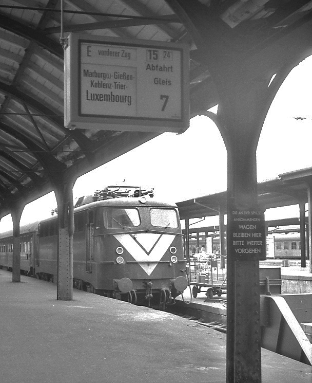 Keine besonders gute Bildqualität, aber neben der 110 365 in Sonderlackierung sind sowohl das Schild  Wagen bleiben hier , der Zugzielanzeiger und natürlch der angezeigte Zuglauf (der Zug war der legendäre Eilzug (!) Westerland-Luxembourg) heute ein seltenes historisches Dokument (Kassel Hbf, Juli 1977). 