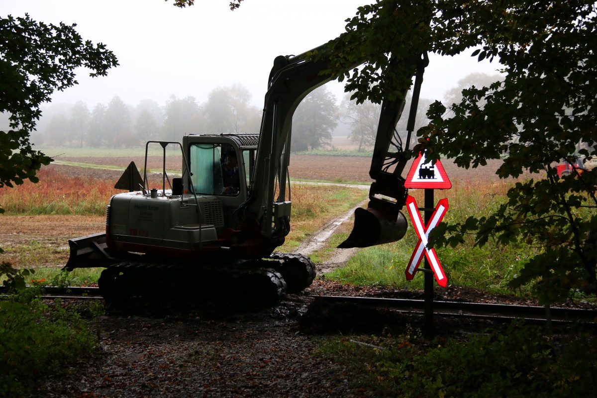 Keine Dampflok die hier quert,.... Zu Erhaltungsarbeiten tuckert ein Kettenbagger über die Gleise der Stainzerbahn.... 9.10.2015 